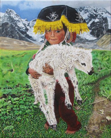 Un enfant souriant porte un jeune mouton, avec des montagnes en arrière-plan.