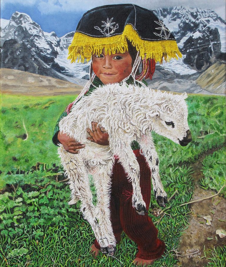 Un enfant portant un agneau, avec des montagnes en arrière-plan.
