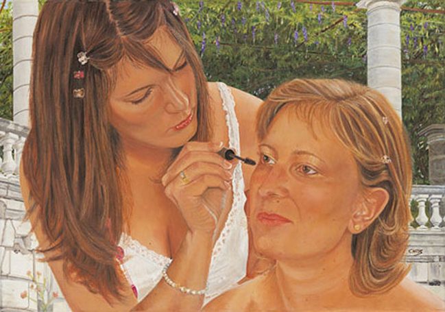 Une femme applique du mascara sur une autre femme, dans un cadre élégant en extérieur.