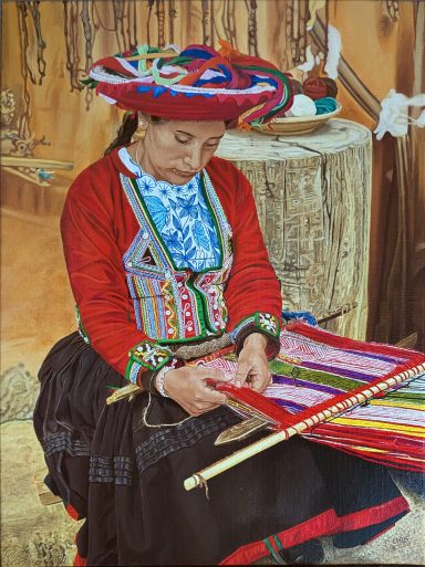 Femme andine tissant un motif coloré avec des vêtements traditionnels.