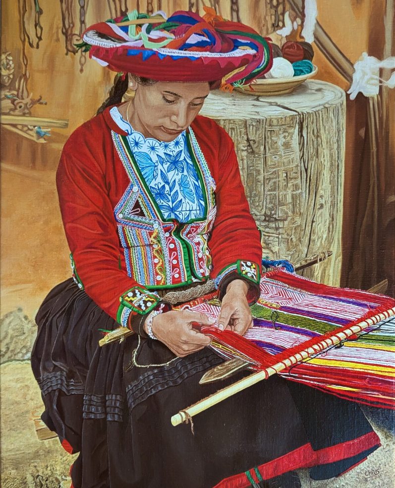 Femme âgée en vêtements traditionnels, assise, travaillant avec soin sur du tissage