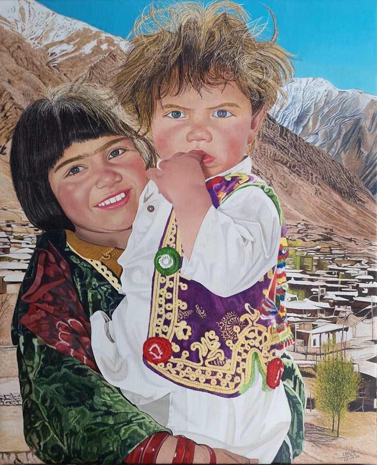 Deux enfants en habits traditionnels portent un bébé lama, avec un paysage montagneux en arrière-plan.