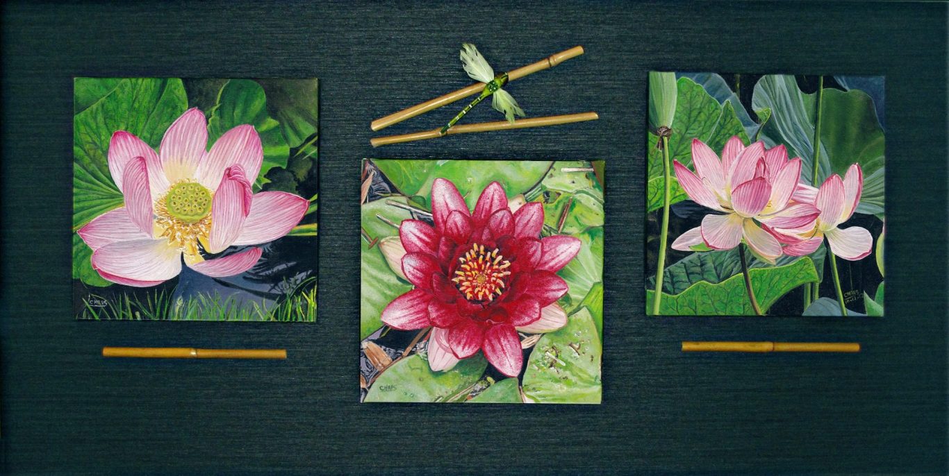 Trois fleurs de lotus sur un fond rouge, deux roses et une blanche au centre.