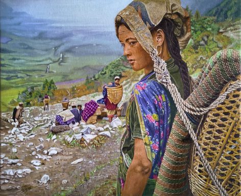 Une femme portant un sac, avec des paysages montagneux et des personnes en arrière-plan.