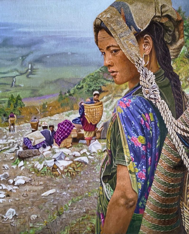Femme âgée en vêtements traditionnels, assise, travaillant avec soin sur du tissage