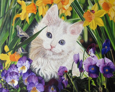 Un chaton blanc parmi des narcisses jaunes et des pensées violettes, avec un papillon à proximité.