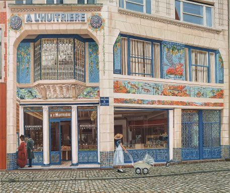 Façade artistique d'un bâtiment avec mosaïques colorées et une piétonne avec une poussette.