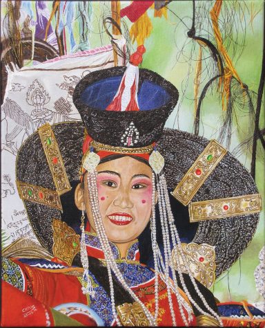 Femme en costume traditionnel coloré avec un chapeau orné et un maquillage artistique.