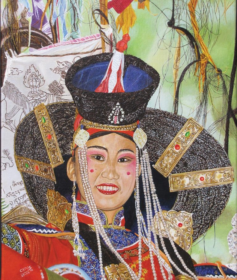 Femme en costume traditionnel coloré avec un chapeau orné et un maquillage élaboré.