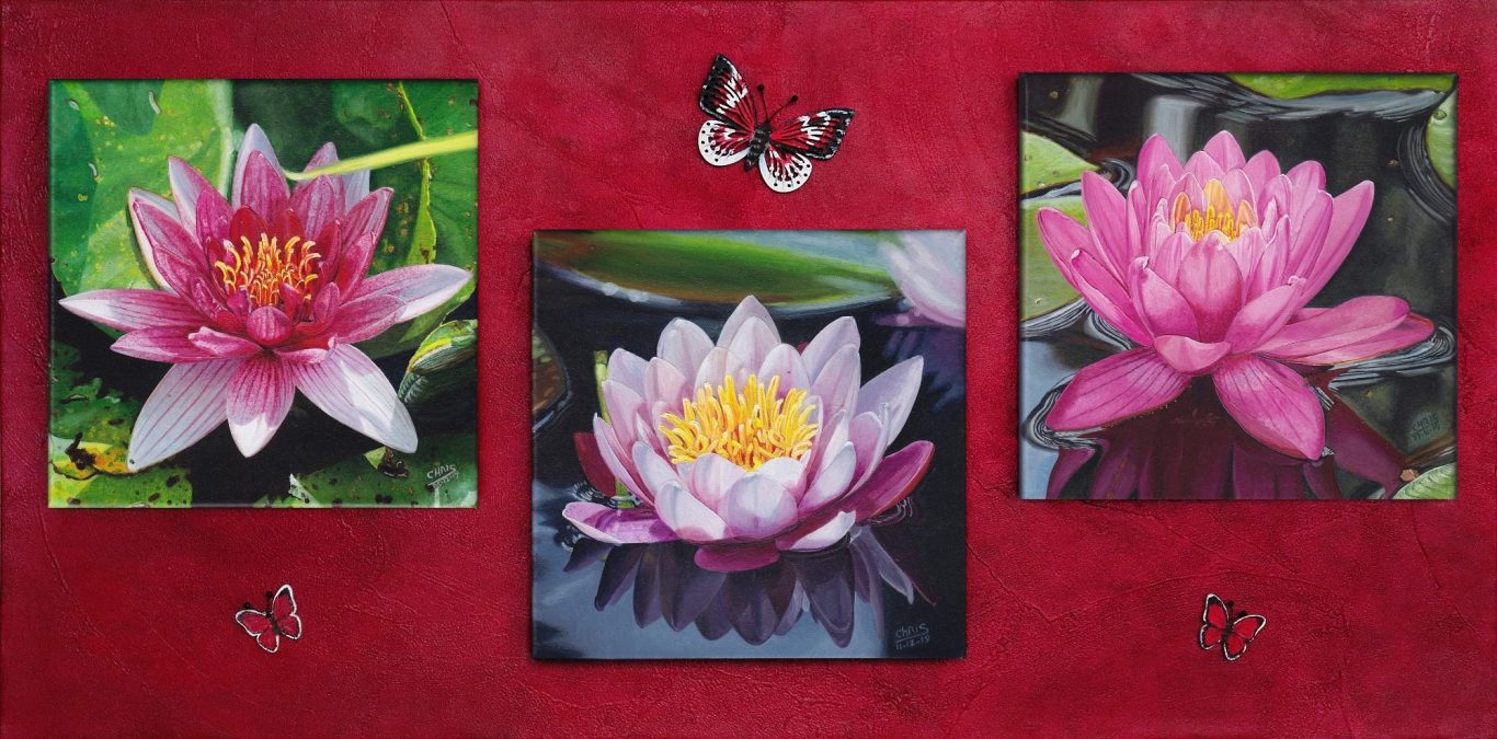 Trois fleurs de lotus sur un fond rouge, deux roses et une blanche au centre.