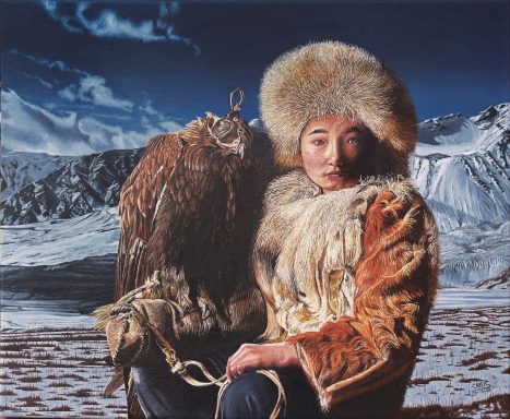 Un homme en fourrure avec un aigle sur le bras, dans un paysage montagneux.