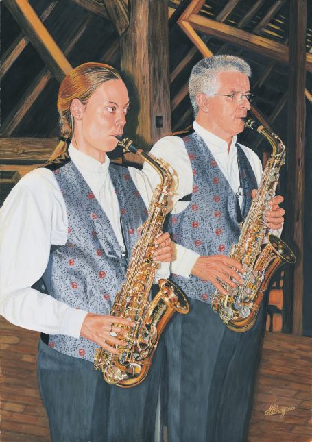 Deux musiciens jouent du saxophone, vêtus de gilets gris et blancs. 