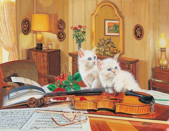 Deux chatons blancs assis sur un violon, avec des fleurs et des partitions en arrière-plan.