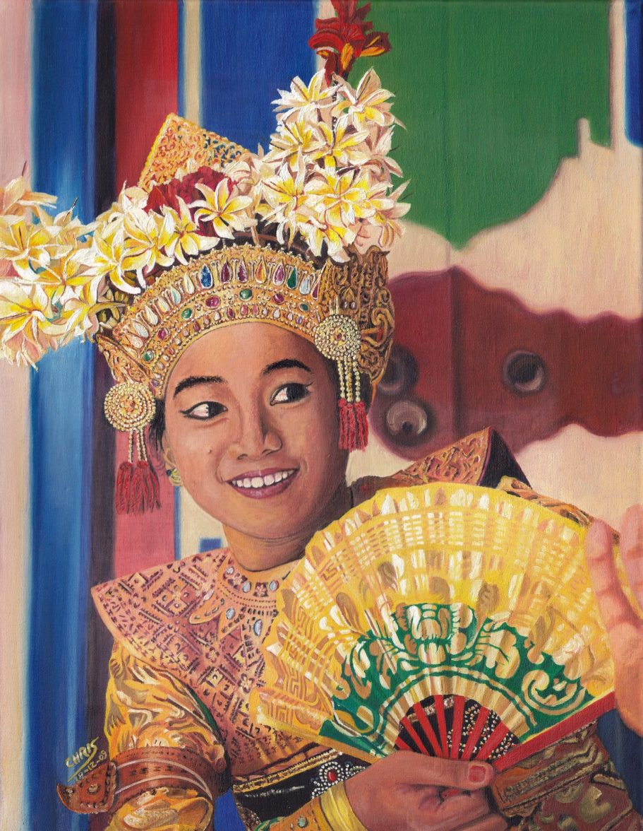Jeune danseuse balinais en costume traditionnel, tenant un éventail, souriant.