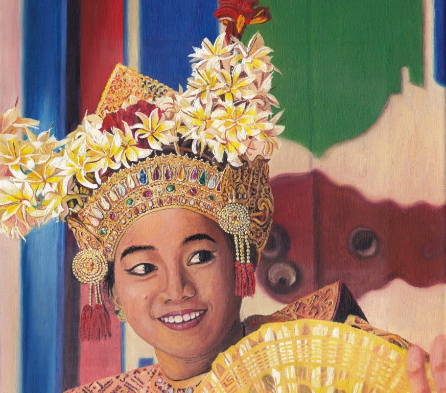 Danseuse balinaise en costume traditionnel, avec un éventail et des décorations florales.