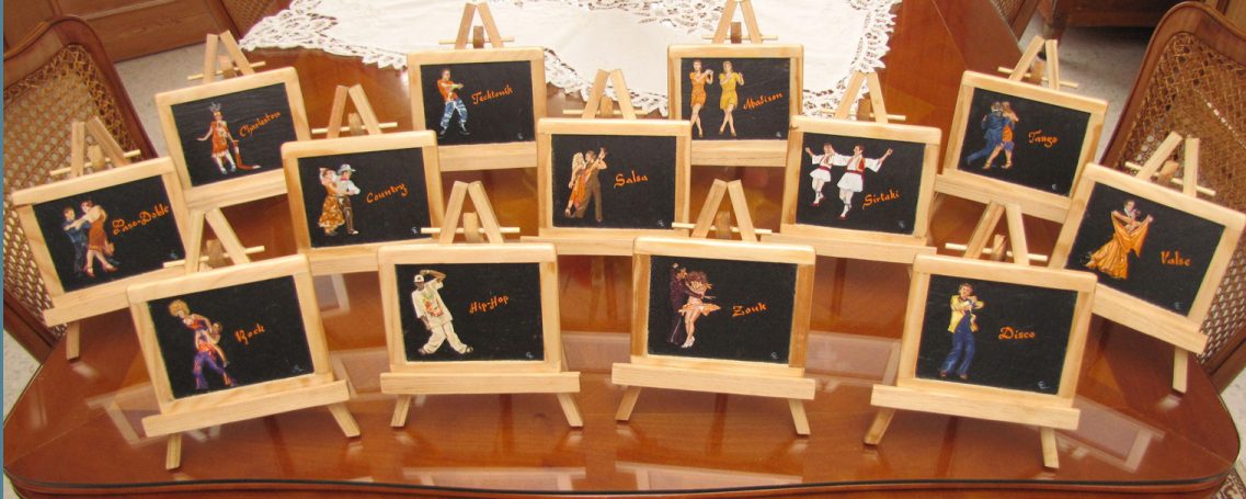 Quinze petites toiles sur chevalets, représentant des personnages variés en pose.