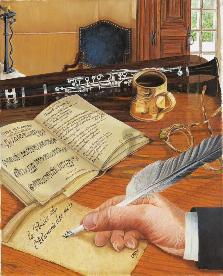 Un bureau avec un livre ouvert, une plume et une tasse de café.