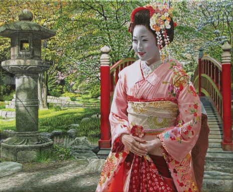 Femme en kimono traditionnel, devant un pont rouge dans un jardin japonais.
