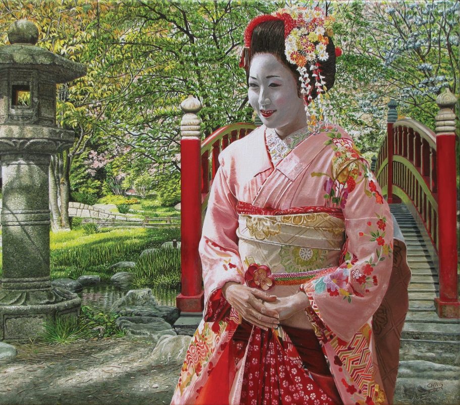Geisha en kimono traditionnel, souriante, avec un jardin japonais et un pont en arrière-plan.
