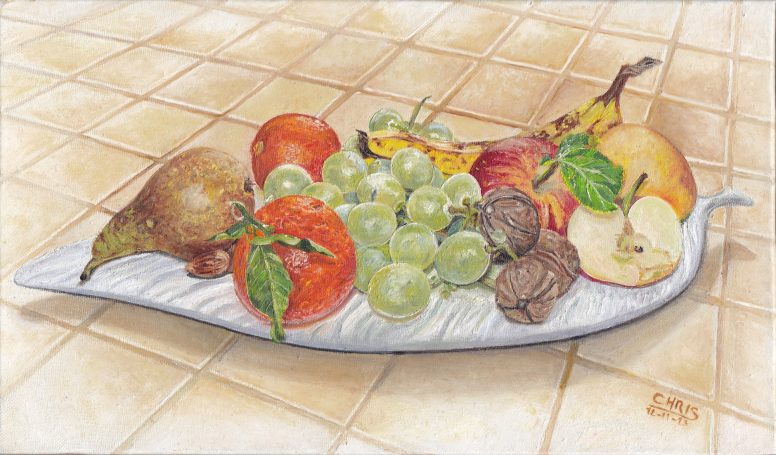 Plateau avec des poires, tomates, raisins, noix et pommes sur une surface carrelée.