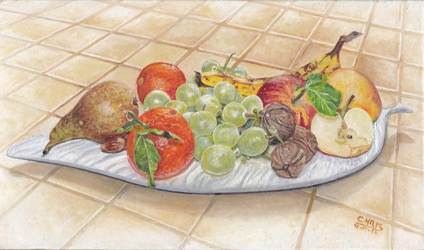 Manuscrit de musique, plume et tasse sur un bureau en bois avec un fond chaleureux.