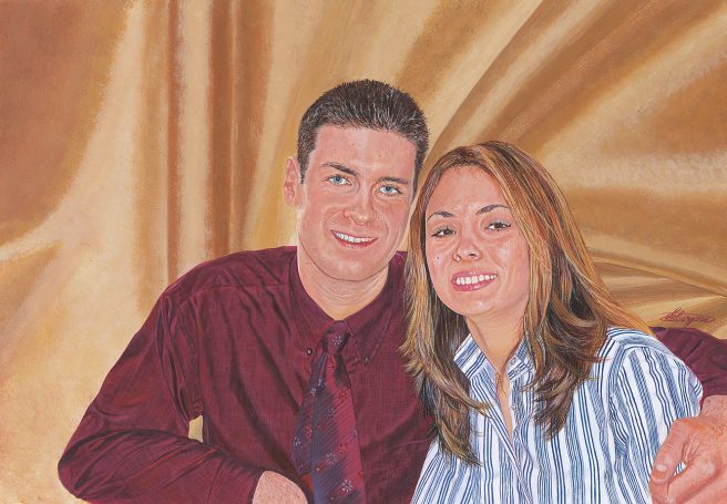 Un homme en chemise bordeaux et une femme en chemise rayée sourient ensemble.