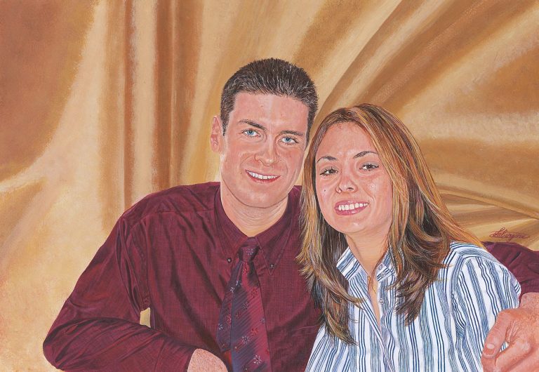 Un couple souriant, posant ensemble devant un fond en soie dorée.