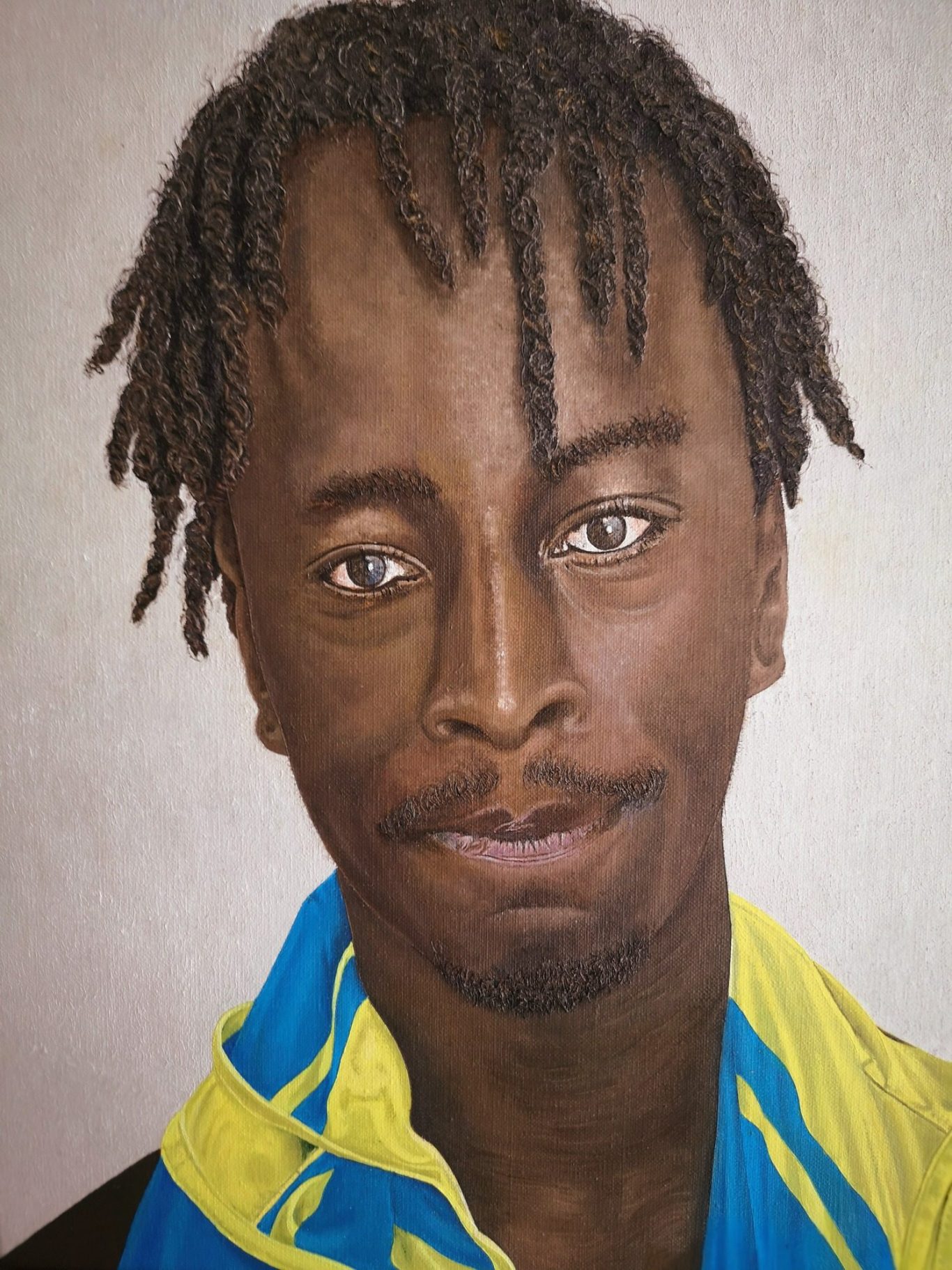 Manuscrit de musique, plume et tasse sur un bureau en bois avec un fond chaleureux.