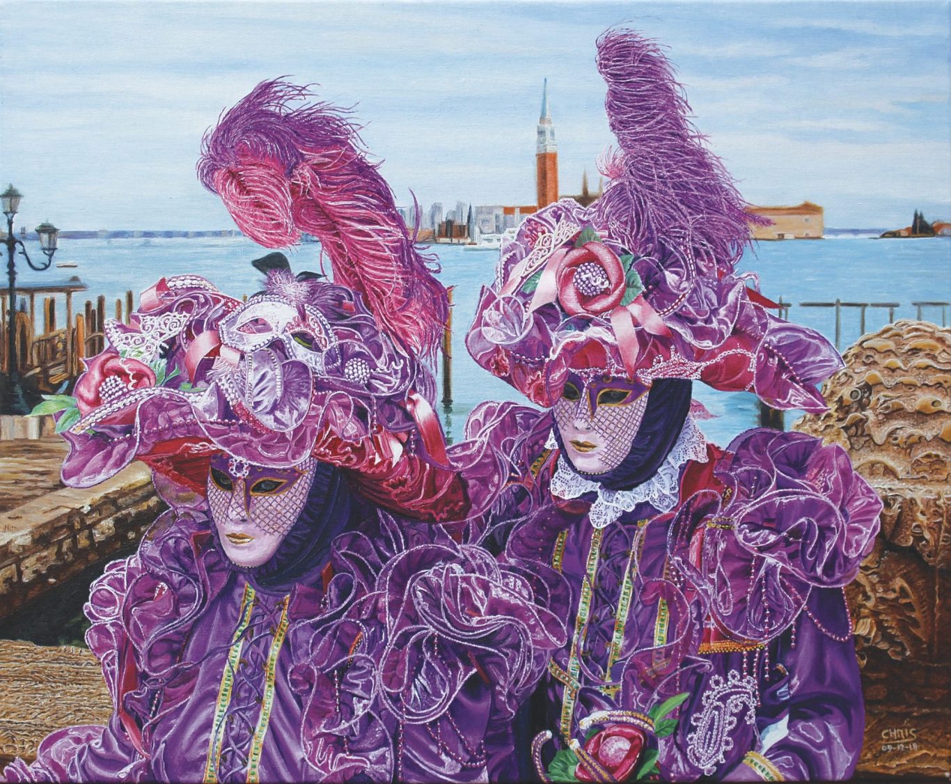 Personne en costume coloré avec un masque, ornée de plumes et de fleurs.