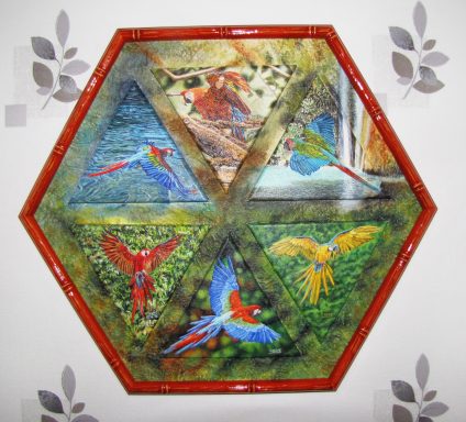 Hexagone illustrant des perroquets colorés sur fond verdoyant.