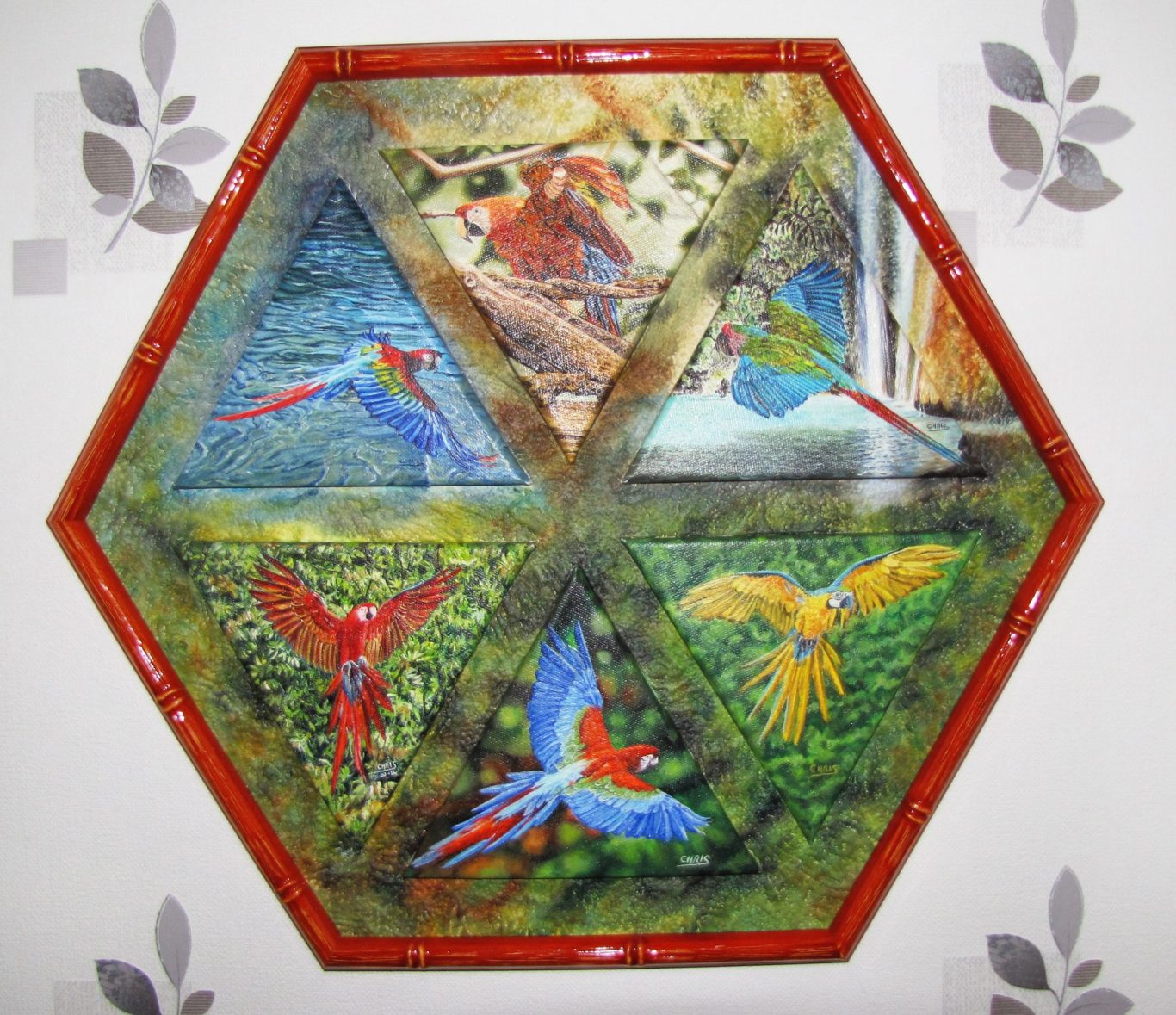 Tableau hexagonal représentant des perroquets colorés sur un fond verdoyant.