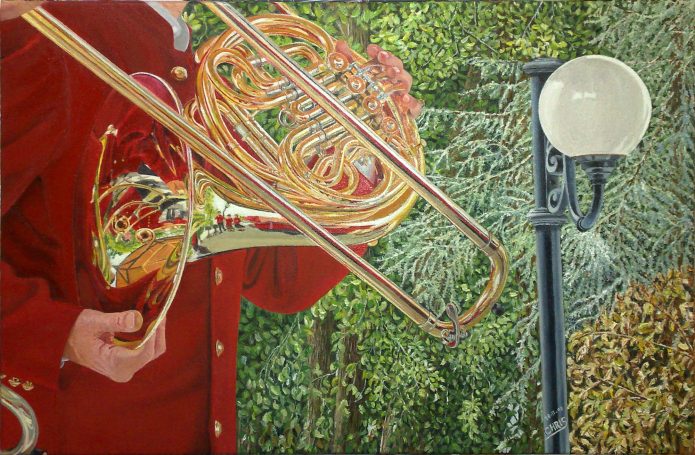 Musicien en uniforme rouge tenant un instrument de musique près d'un lampadaire.