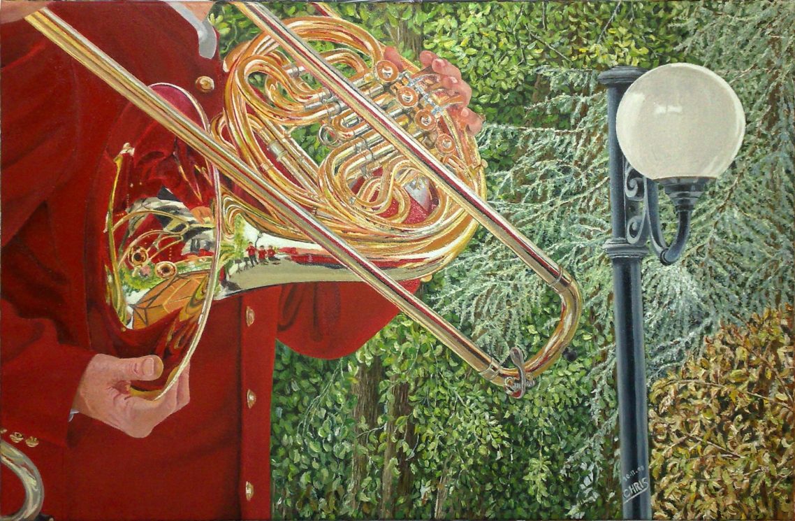 Manuscrit de musique, plume et tasse sur un bureau en bois avec un fond chaleureux.