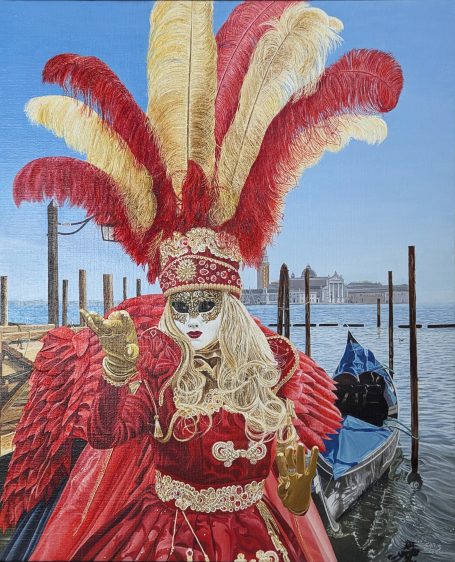 Personne en costume de carnaval vénitien rouge et or, avec un masque, près de l'eau, avec Venise en fond