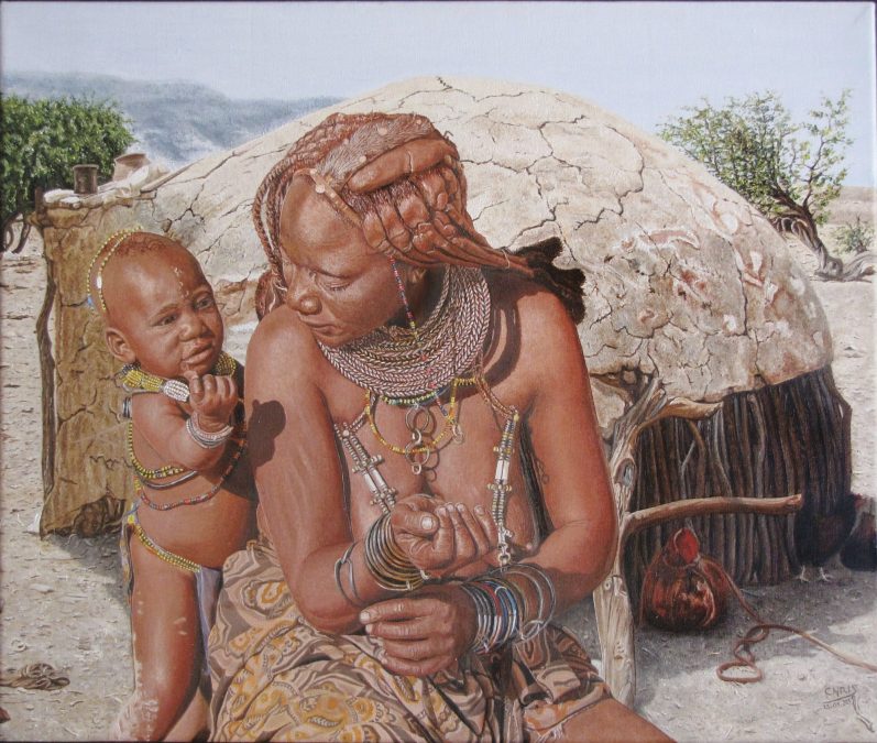 Femme âgée en vêtements traditionnels, assise, travaillant avec soin sur du tissage