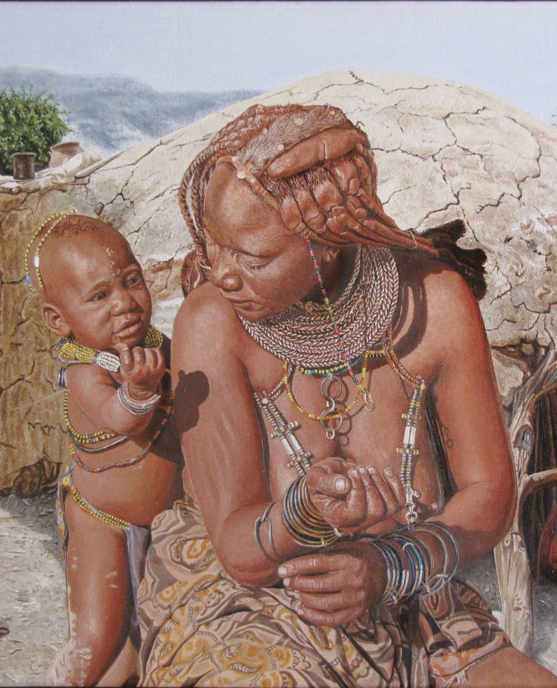 Femme âgée en vêtements traditionnels, assise, travaillant avec soin sur du tissage