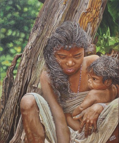 Une femme aux cheveux longs tient un enfant dans ses bras, assise près d'un arbre.
