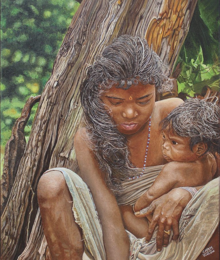 Une femme avec des cheveux longs et bouclés, tenant un enfant contre elle, dans la nature.