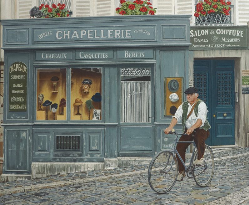 Homme à vélo devant une boutique de chapeaux avec des fleurs aux fenêtres.