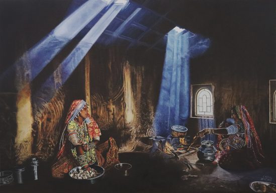 Femme en tenue traditionnelle assise dans une pièce sombre, illuminée par des rayons de lumière.