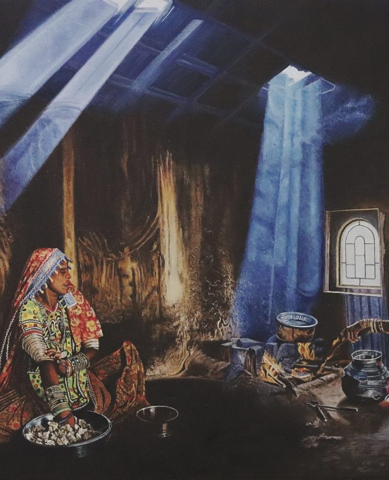 Femme âgée en vêtements traditionnels, assise, travaillant avec soin sur du tissage