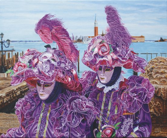 Deux personnes en costume de carnaval violet, avec des plumes, sur fond de mer et d'architecture.