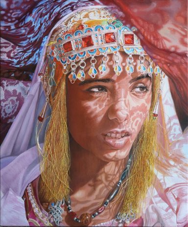 Portrait d'une jeune femme, ornée d'accessoires colorés et de motifs sur sa peau.