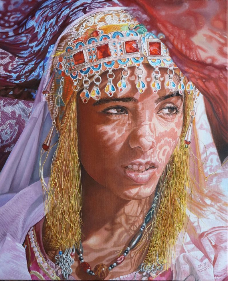 Femme âgée en vêtements traditionnels, assise, travaillant avec soin sur du tissage