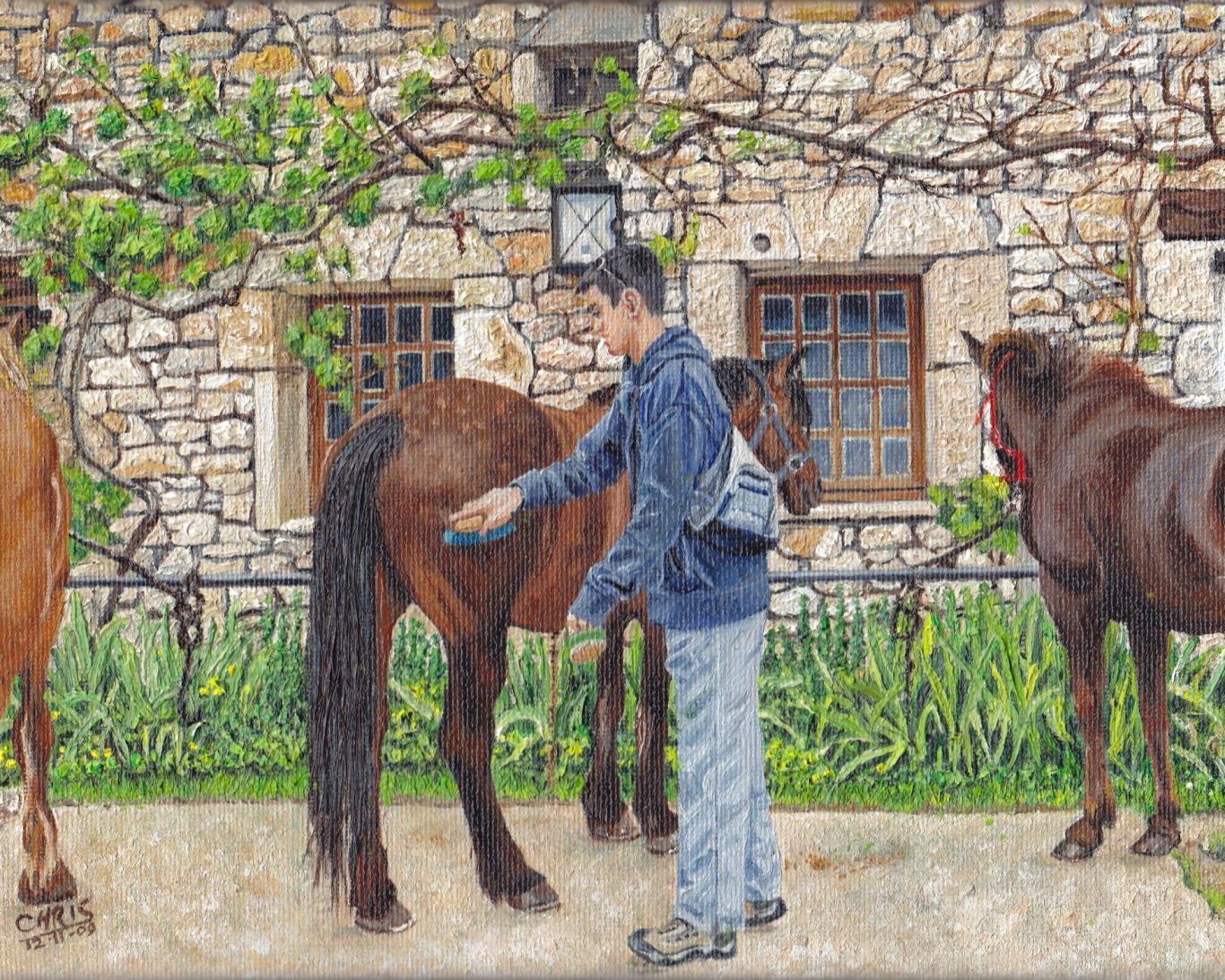 Un homme brosse un cheval près d'une maison en pierre, entourée de verdure.