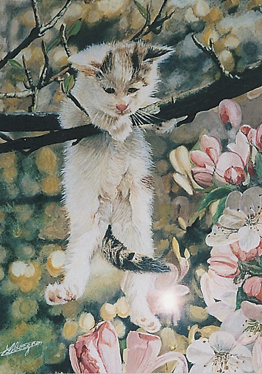 Un chaton suspendu à une branche, entouré de fleurs éclatantes.