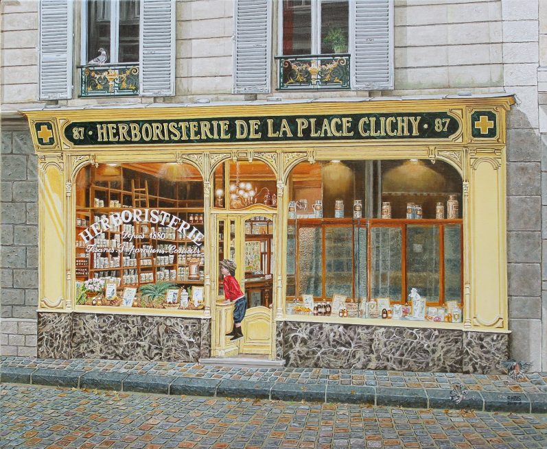 Boutique colorée avec des étagères pleines de produits, devant une petite porte d'entrée.