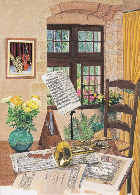 Vase de fleurs jaunes, partition musicale sur une table, fenêtre avec vue sur des jardins.