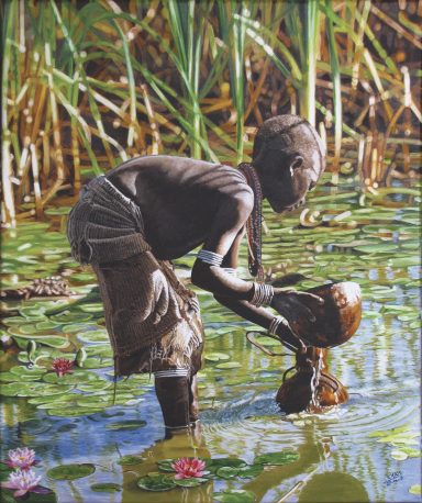 Un enfant dans l'eau, recueillant de l'eau avec un récipient, entouré de plantes vertes.