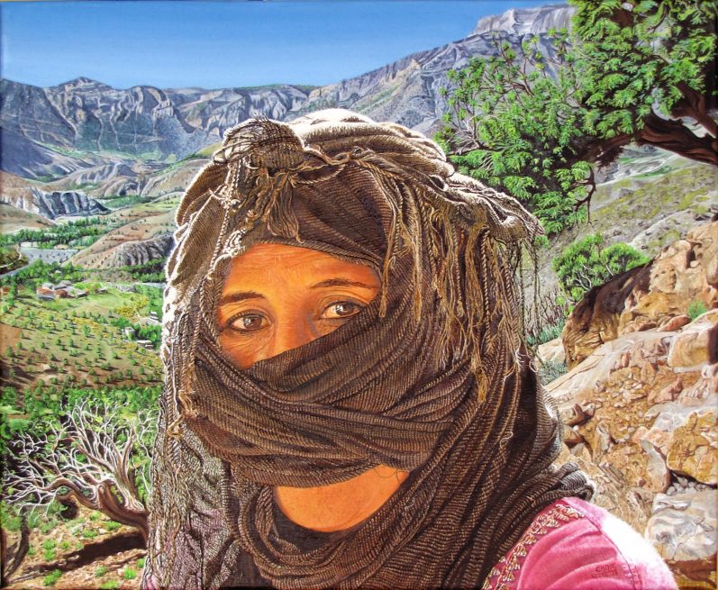 Femme âgée en vêtements traditionnels, assise, travaillant avec soin sur du tissage